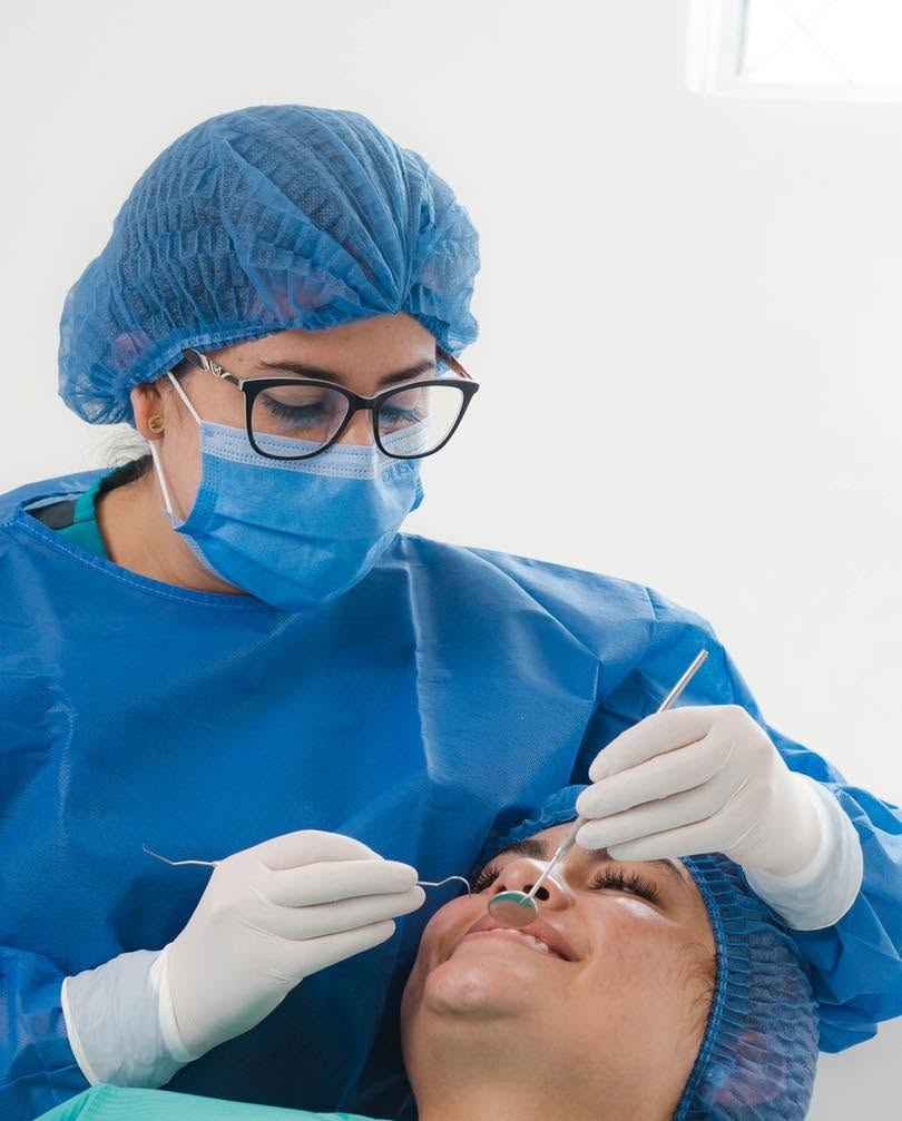 Especialista de Coral Dental atendiendo a paciente